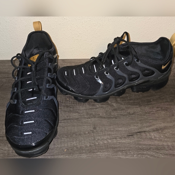 Nike VaporMax Plus 'Black, gold, and gray' - Picture 4 of 4
